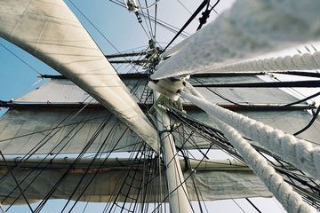 Kerajaan Sriwijaya memiliki armada laut yang kuat.