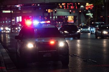 Suara sirine mobil polisi menerapkan efek droppler.