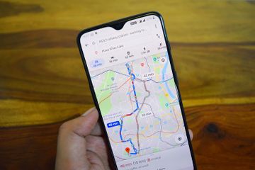 Di aplikasi Google Maps terdapat fitur untuk chat.