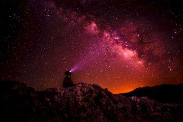 Mengapa Cahaya dari Planet Tidak Berkelip-kelip saat Malam Hari?
