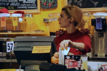 Kasir dalam bahasa Inggris disebut dengan cashier.