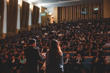 Pentingnya berbahasa Inggris dalam bahasa Inggris disebut dengan the importance of English.