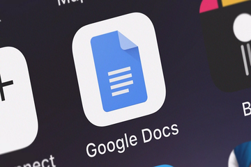Kita dapat membagikan dokumen dengan menggunakan aplikasi Google Docs.