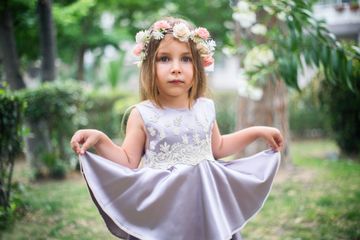 Pakaian wanita dalam bahasa Inggris disebut dengan women's clothes.