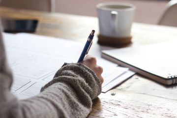 Passive voice digunakan untuk menekankan tindakan dan objek kalimat daripada subjeknya.