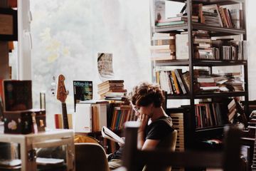 Simple future tense merupakan tenses yang digunakan untuk menyatakan keadaan yang akan datang.