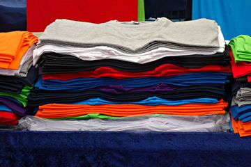 Memberi baju yang sudah tidak terpakai kepada tetangga yang membutuhkan adalah salah satu contoh kegiatan tolong-menolong.