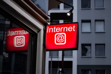 Internet slang berarti ungkapan populer yang banyak ditemukan di dalam dunia maya.