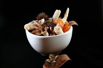 Potpourri adalah bahan baku Ibu Made Yulianti dalam membuat produknya.