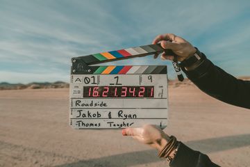 Pemahaman akan penuturan atau pronouncation dapat kita dapatkan saat belajar bahasa Inggris menggunakan media film.