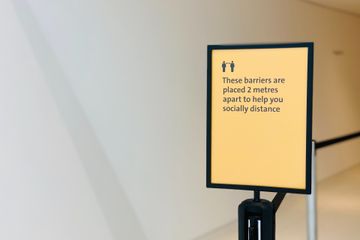 Pengumuman yang disampaikan secara tertulis dalam bahasa Inggris disebut dengan text atau written announcement.