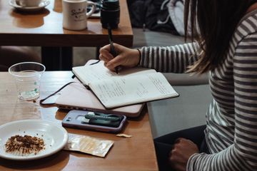 Accepting and refusing suggestion dalam bahasa Indonesia berarti menerima dan menolak saran.