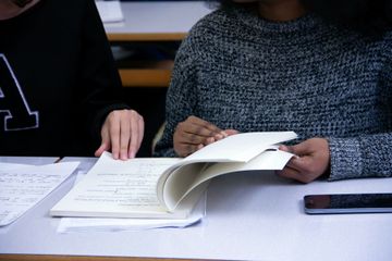 Mengidentifikasi kesalahan grammar pada bahasa Inggris disebut dengan identifying grammatical errors.