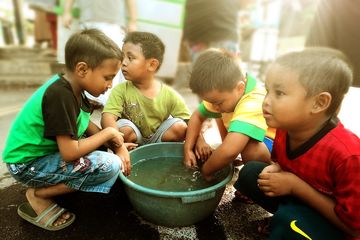 Saat kita sedang bermain bersama, kita tidak boleh egois dan harus menghargai sesama.