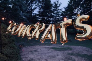 Percakapan mengungkapkan selamat dalam bahasa Inggris disebut dengan congratulatory dialogue.