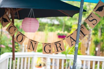 Mengucapkan selamat kepada orang lain dalam bahasa Inggris disebut dengan congratulate others.