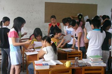 Tolong-menolong antara guru dan siswa penting dilakukan.