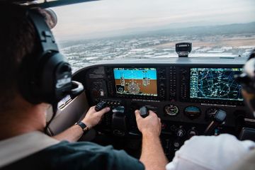 Mode autopilot berfungsi sebagai GPS yang bisa memperhitungkan rute penerbangan pesawat.