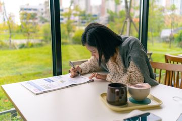 Noun phrase adalah frasa hasil penggabungan kata benda (noun), kata ganti benda (pronoun), atau number.