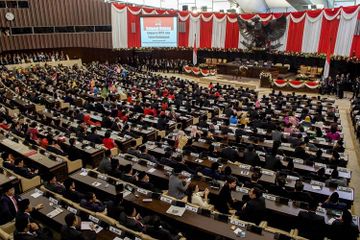 Menurut UUD 1945 hasil sidang PPKI, Indonesia menganut sistem pemerintahan presidensial.