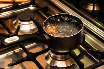 Bagaimana Cara agar Air Mendidih Tidak Meluap Keluar Saat Dimasak?