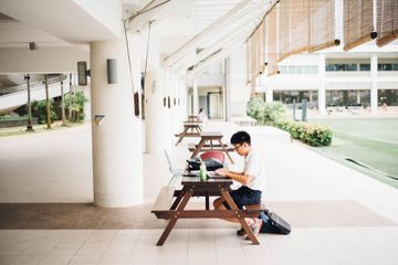 Menjawab soal latihan pilihan ganda, Kelas X Chapter I materi I'd Like to Introduce Myself, Assessment A.