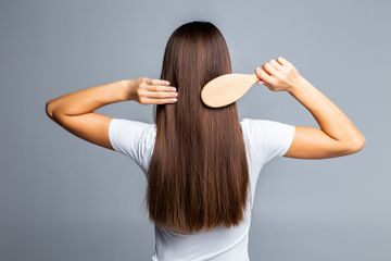 Kandungan melanin mempengaruhi warna rambut seseorang.
