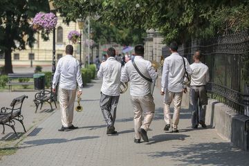 Kebersihan jalan merupakan tanggung jawab seluruh pengguna jalan.