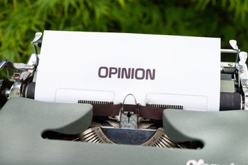 Dalam bahasa Inggris, saran disebut juga dengan kata opinion.