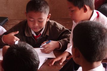 Memberi bantuan jika diminta mengajari teman merupakan sikap yang dapat menciptakan persatuan di sekolah.