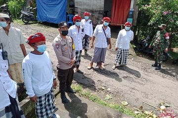 Pecalang merupakan sekumpulan masyarakat yang memiliki tanggung jawab atas keamanan dan juga ketentraman masyarakat Bali.