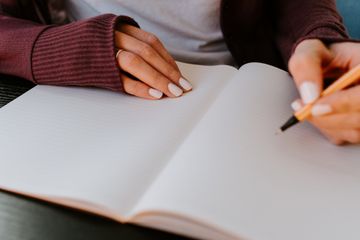 Percakapan Membicarakan Tugas dengan Teman dalam Bahasa Inggris