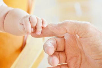 Bayi memiliki refleks menggenggam karena kebiasaan saat di dalam perut.