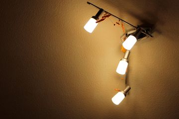 Thomas Alva Edison merupakan penemu lampu.