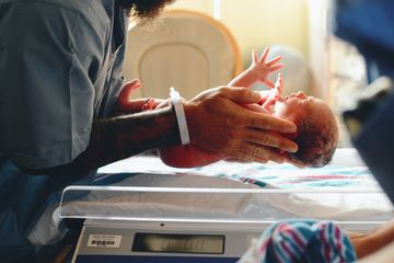 Mengucapkan selamat atas kelahiran seorang bayi dalam bahasa Inggris disebut dengan congratulations on the birth of a baby.