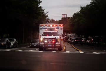 Mengapa Kata ‘Ambulance’ pada Mobil Ambulans Ditulis Terbalik?