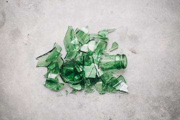Pernah Melihat Pecahan Kaca, Mengapa Kaca Mudah Sekali Pecah?