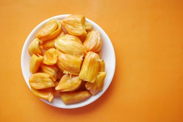Buah nangka memiliki kandungan protein tinggi.