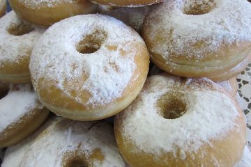 Donat kentang tabur gula adalah salah satu kudapan yang cocok dijadikan camilan di rumah.