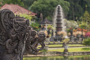 Bersikap sesuai dengan nilai Pancasila sama seperti bersikap positif terhadap Pancasila.