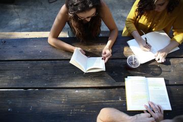 Jawab Soal Materi Bahasa Inggris Kelas XI, Mid-Term Test No. 22-25