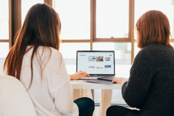 Future perfect continuous  menggambarkan tindakan yang akan berlanjut sampai titik di masa depan.