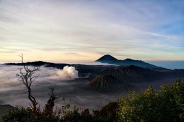 Indonesia merupakan salah satu negara yang dikelilingi oleh banyak gunung.