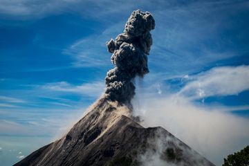 Gejala vulkanisme memiliki dampak positif dan negatif.