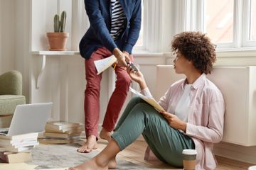 Perbedaan Penggunaan Kata Lend, Borrow, dan Owe dalam Bahasa Inggris