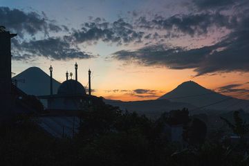 Masuknya Islam di Papua terbagi menjadi beberapa pendapat yang berasal dari sumber sejarah.