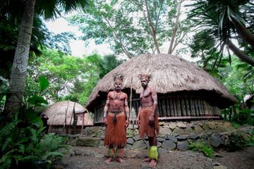 Keberagaman budaya di Indonesia tercipta salah satunya karena letak astronomis dan geografis Indonesia.