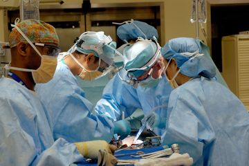 Benarkah Warna Hijau dan Biru pada Baju Operasi Dokter Berperan Penting?