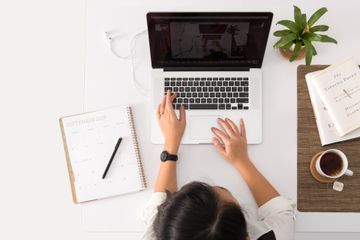 Passive voice digunakan untuk menekankan tindakan dan objek kalimat daripada subjeknya.