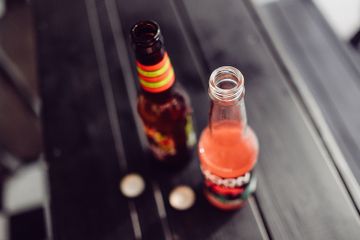 Tidak Ada Pembuka Botol, Bagaimana Cara Membuka Botol Minuman Soda?